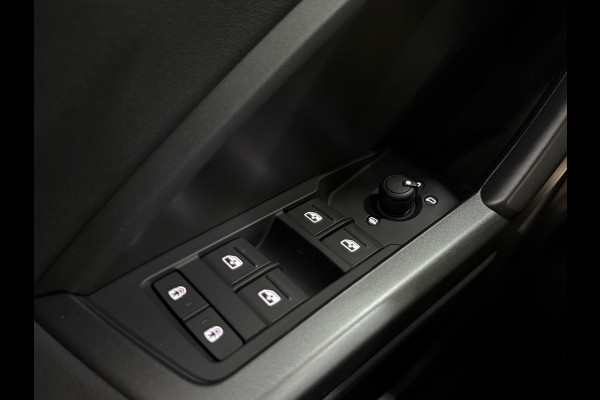 Audi Q3 45 TFSI e S Edition | S-Line | Pano | Trekhaak | Virtual Cockpit | Carplay | Half Leer | 19' inch Audi Q3 45 TFSI e S Edition | S-Line | Pano | Trekhaak | Virtual Cockpit | Carplay | Half Leer | 19' inch