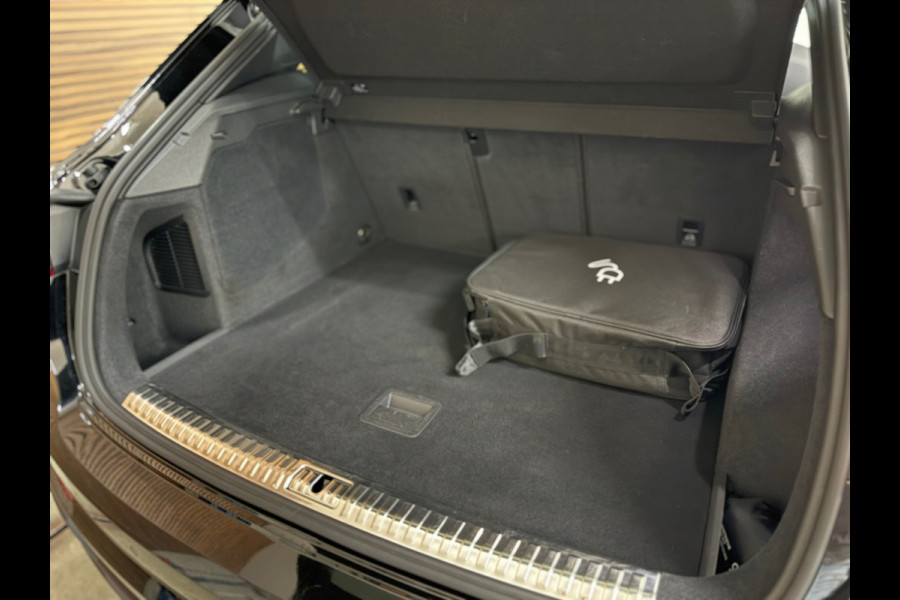 Audi Q3 45 TFSI e S Edition | S-Line | Pano | Trekhaak | Virtual Cockpit | Carplay | Half Leer | 19' inch Audi Q3 45 TFSI e S Edition | S-Line | Pano | Trekhaak | Virtual Cockpit | Carplay | Half Leer | 19' inch