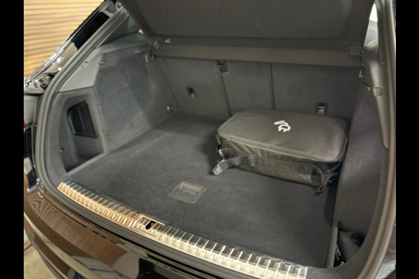 Audi Q3 45 TFSI e S Edition | S-Line | Pano | Trekhaak | Virtual Cockpit | Carplay | Half Leer | 19' inch Audi Q3 45 TFSI e S Edition | S-Line | Pano | Trekhaak | Virtual Cockpit | Carplay | Half Leer | 19' inch