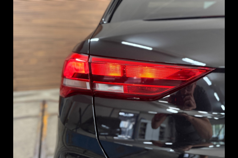 Audi Q3 45 TFSI e S Edition | S-Line | Pano | Trekhaak | Virtual Cockpit | Carplay | Half Leer | 19' inch Audi Q3 45 TFSI e S Edition | S-Line | Pano | Trekhaak | Virtual Cockpit | Carplay | Half Leer | 19' inch