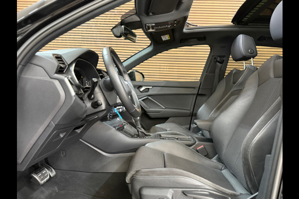 Audi Q3 45 TFSI e S Edition | S-Line | Pano | Trekhaak | Virtual Cockpit | Carplay | Half Leer | 19' inch Audi Q3 45 TFSI e S Edition | S-Line | Pano | Trekhaak | Virtual Cockpit | Carplay | Half Leer | 19' inch