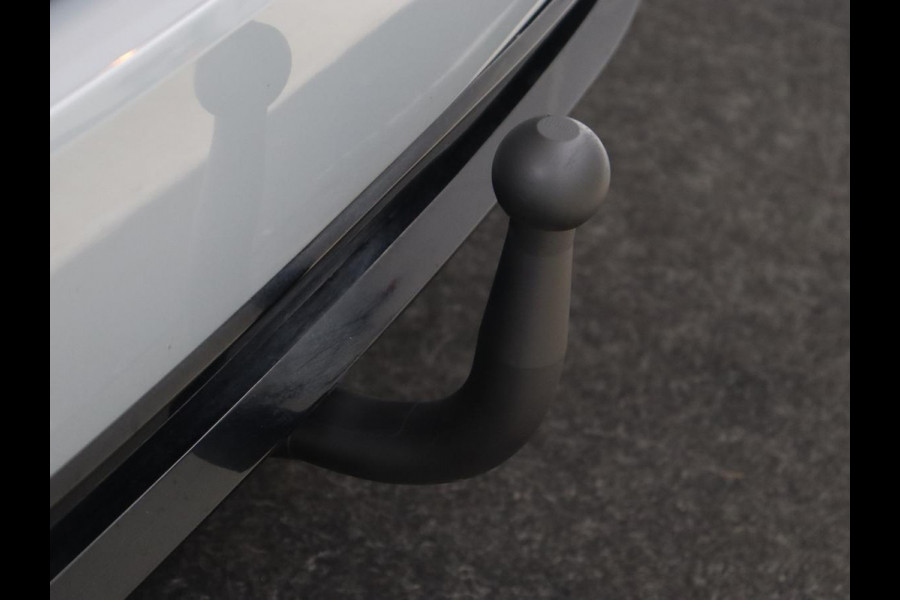 Toyota Corolla 2.0 Hybrid GR-Sport | Trekhaak | Stoelverwarming | Adaptive cruise | Carplay | Navigatie | Keyless | Sportstoelen | Full LED | Half leder | Climate control