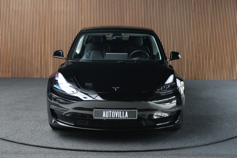 Tesla Model 3 RWD Autopilot ACC Stuurverwarm. PDC Leer Navi Panoramadak 360° Elektr. achterklep Stoelverwarming voor & achter Climate voor & achter LM velgen BTW auto! Nieuw!