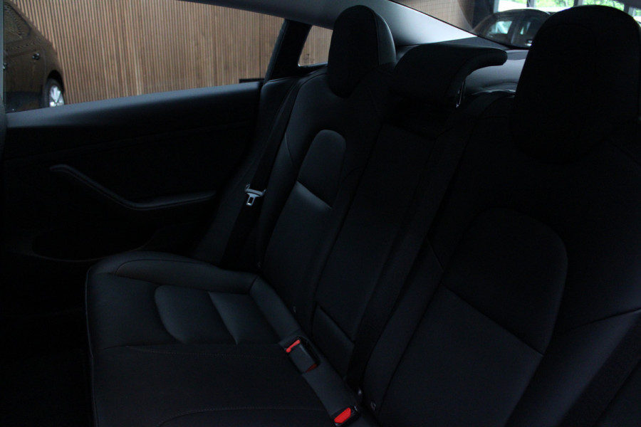 Tesla Model 3 RWD Autopilot ACC Stuurverwarm. PDC Leer Navi Panoramadak 360° Elektr. achterklep Stoelverwarming voor & achter Climate voor & achter LM velgen BTW auto! Nieuw!