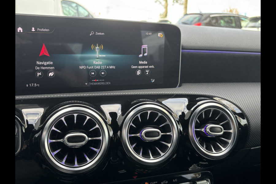 Mercedes-Benz A-Klasse 180 Business Solution AMG | Sfeerverlichting | Automaat | Stoelverwarming | Dodehoek Detector Mercedes-Benz A-Klasse 180 Business Solution AMG | Sfeerverlichting | Automaat | Stoelverwarming | Dodehoek Detector