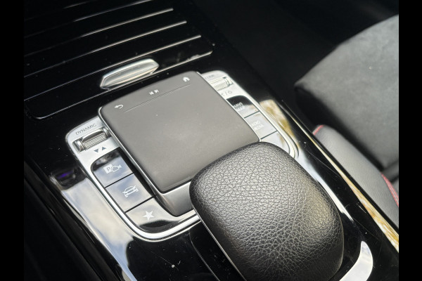 Mercedes-Benz A-Klasse 180 Business Solution AMG | Sfeerverlichting | Automaat | Stoelverwarming | Dodehoek Detector Mercedes-Benz A-Klasse 180 Business Solution AMG | Sfeerverlichting | Automaat | Stoelverwarming | Dodehoek Detector