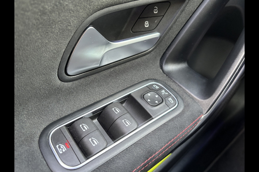 Mercedes-Benz A-Klasse 180 Business Solution AMG | Sfeerverlichting | Automaat | Stoelverwarming | Dodehoek Detector Mercedes-Benz A-Klasse 180 Business Solution AMG | Sfeerverlichting | Automaat | Stoelverwarming | Dodehoek Detector