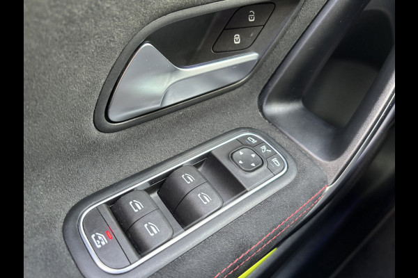 Mercedes-Benz A-Klasse 180 Business Solution AMG | Sfeerverlichting | Automaat | Stoelverwarming | Dodehoek Detector Mercedes-Benz A-Klasse 180 Business Solution AMG | Sfeerverlichting | Automaat | Stoelverwarming | Dodehoek Detector