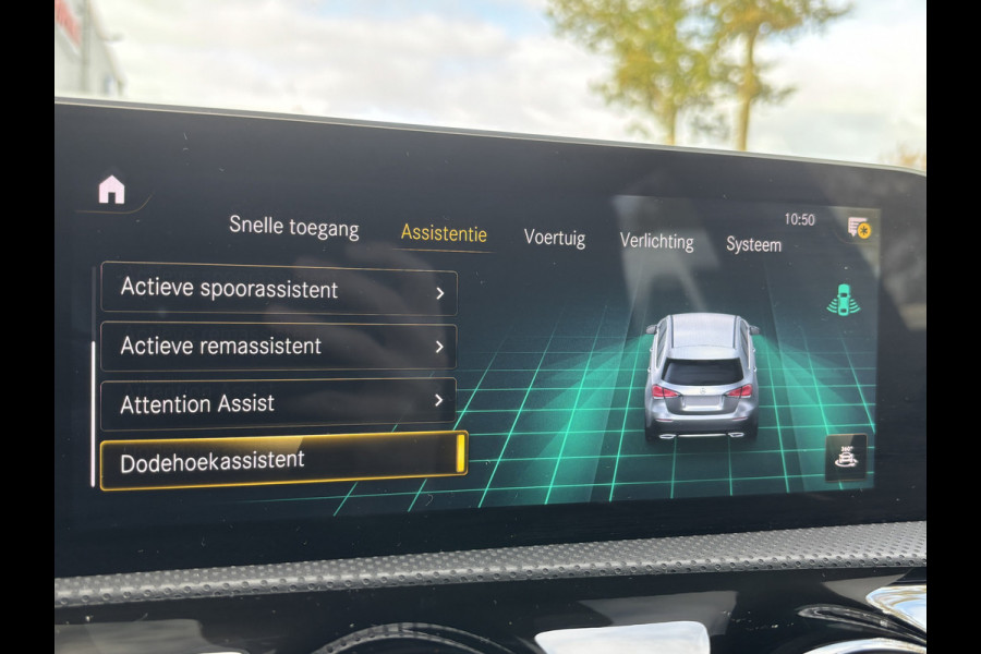 Mercedes-Benz A-Klasse 180 Business Solution AMG | Sfeerverlichting | Automaat | Stoelverwarming | Dodehoek Detector Mercedes-Benz A-Klasse 180 Business Solution AMG | Sfeerverlichting | Automaat | Stoelverwarming | Dodehoek Detector