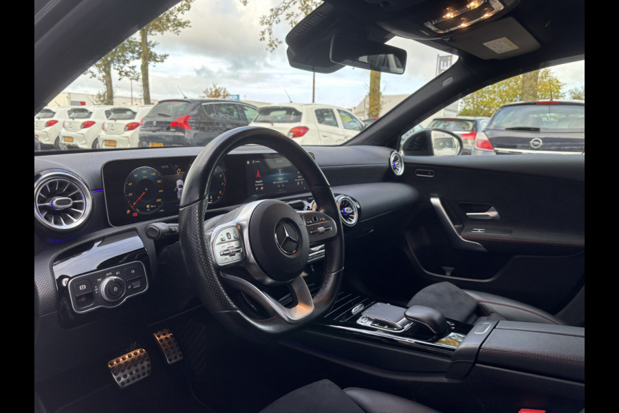 Mercedes-Benz A-Klasse 180 Business Solution AMG | Sfeerverlichting | Automaat | Stoelverwarming | Dodehoek Detector Mercedes-Benz A-Klasse 180 Business Solution AMG | Sfeerverlichting | Automaat | Stoelverwarming | Dodehoek Detector