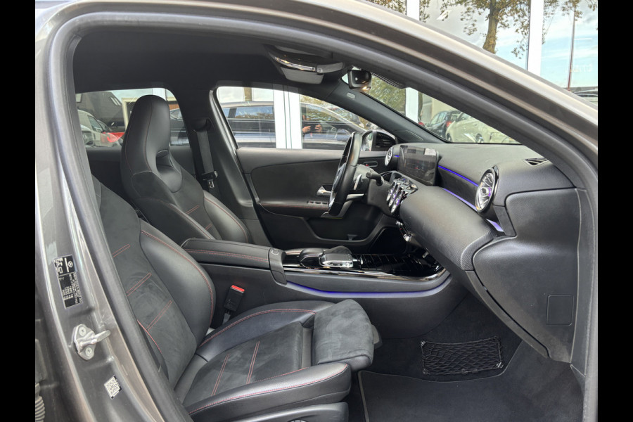 Mercedes-Benz A-Klasse 180 Business Solution AMG | Sfeerverlichting | Automaat | Stoelverwarming | Dodehoek Detector Mercedes-Benz A-Klasse 180 Business Solution AMG | Sfeerverlichting | Automaat | Stoelverwarming | Dodehoek Detector