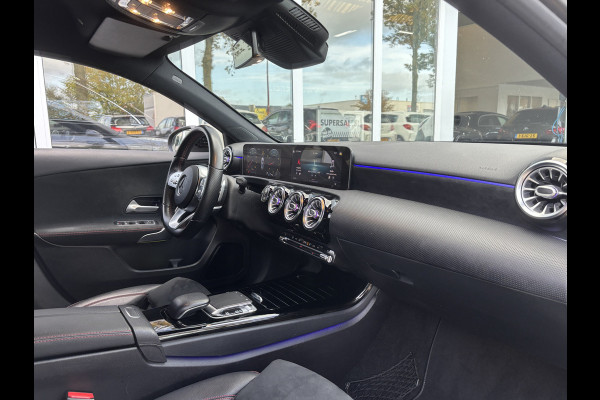 Mercedes-Benz A-Klasse 180 Business Solution AMG | Sfeerverlichting | Automaat | Stoelverwarming | Dodehoek Detector Mercedes-Benz A-Klasse 180 Business Solution AMG | Sfeerverlichting | Automaat | Stoelverwarming | Dodehoek Detector