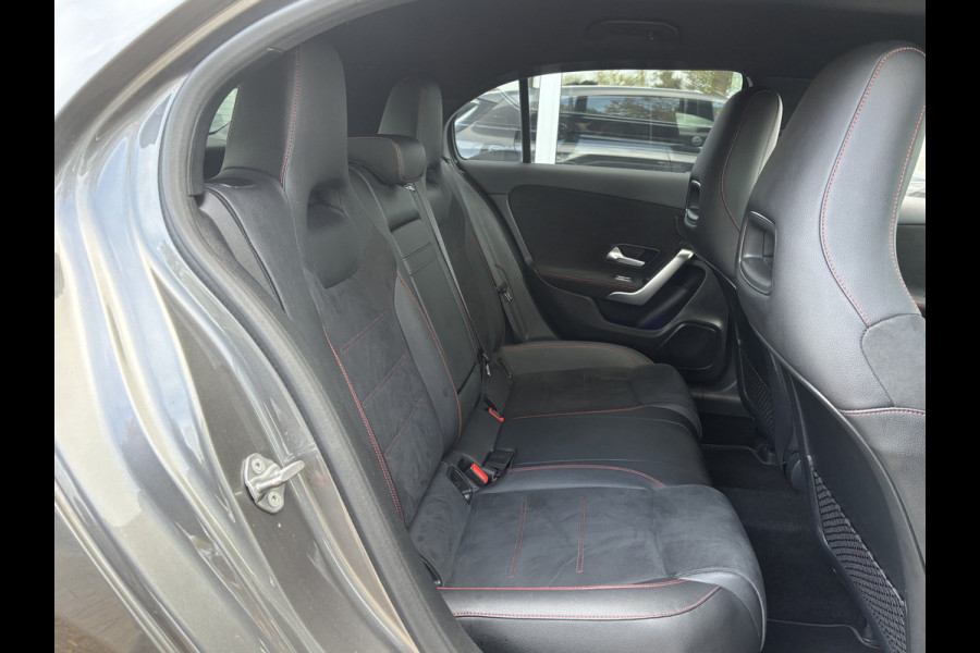 Mercedes-Benz A-Klasse 180 Business Solution AMG | Sfeerverlichting | Automaat | Stoelverwarming | Dodehoek Detector Mercedes-Benz A-Klasse 180 Business Solution AMG | Sfeerverlichting | Automaat | Stoelverwarming | Dodehoek Detector