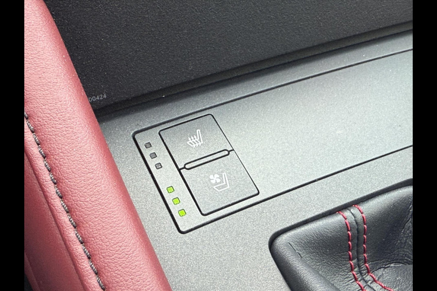 Lexus RC 300h F Sport Line | Schuifdak, Parkeersensoren, Stoelventilatie + verwarming, Leer, Dodehoekherkenning, Navigatie