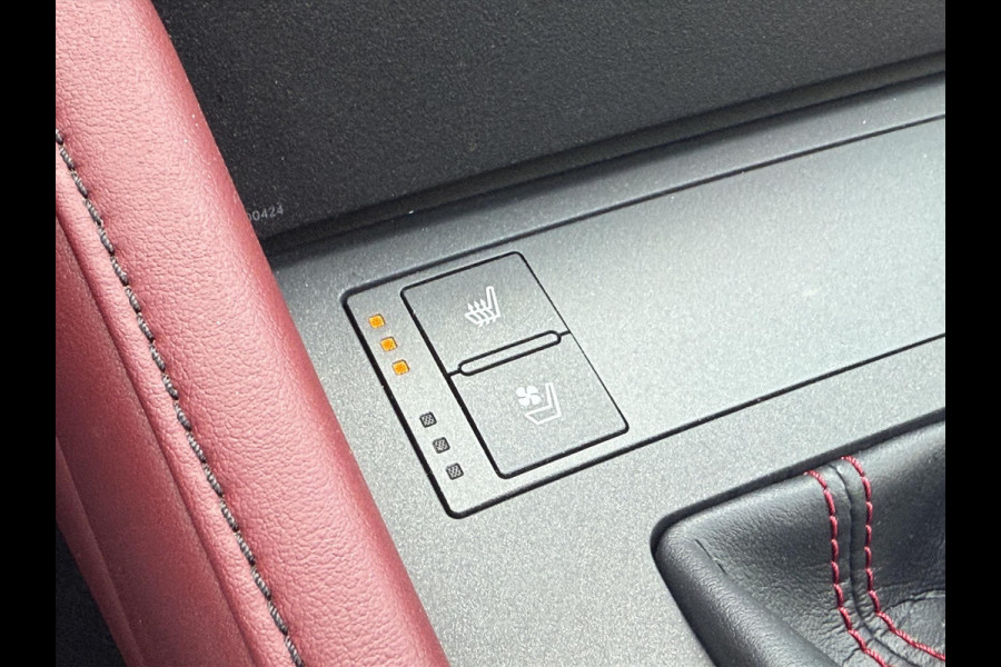 Lexus RC 300h F Sport Line | Schuifdak, Parkeersensoren, Stoelventilatie + verwarming, Leer, Dodehoekherkenning, Navigatie