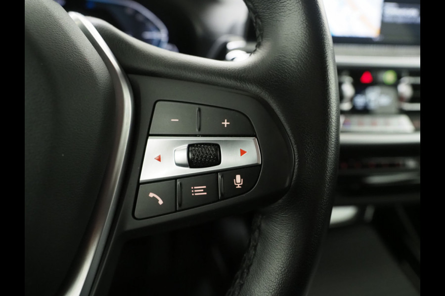 BMW X3 xDrive30e LCI 292PK | Leder | Sportstoelen | Zwarte Hemel | Camera | DAB | Carplay