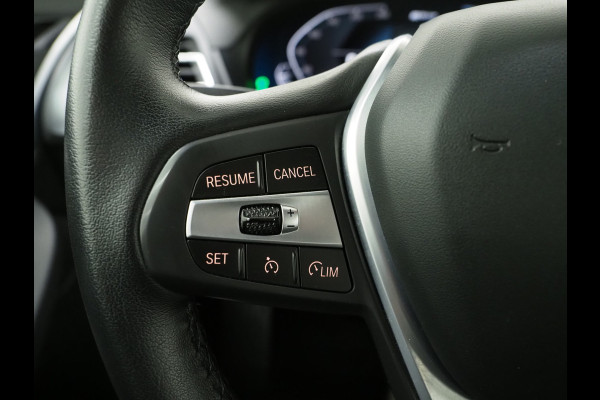 BMW X3 xDrive30e LCI 292PK | Leder | Sportstoelen | Zwarte Hemel | Camera | DAB | Carplay