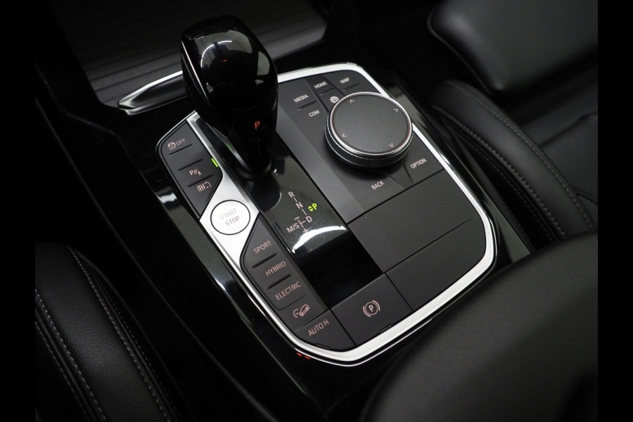 BMW X3 xDrive30e LCI 292PK | Leder | Sportstoelen | Zwarte Hemel | Camera | DAB | Carplay