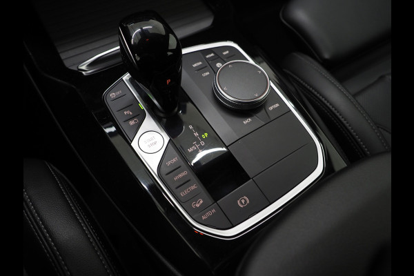 BMW X3 xDrive30e LCI 292PK | Leder | Sportstoelen | Zwarte Hemel | Camera | DAB | Carplay