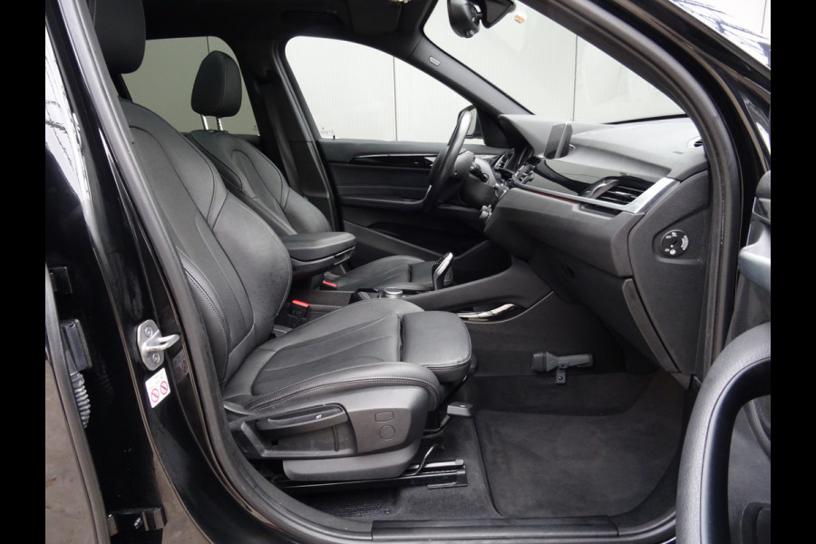 BMW X1 sDrive20i Orange Edition III * PANORAMADAK * HEAD-UP * DEALER ONDERH. !!