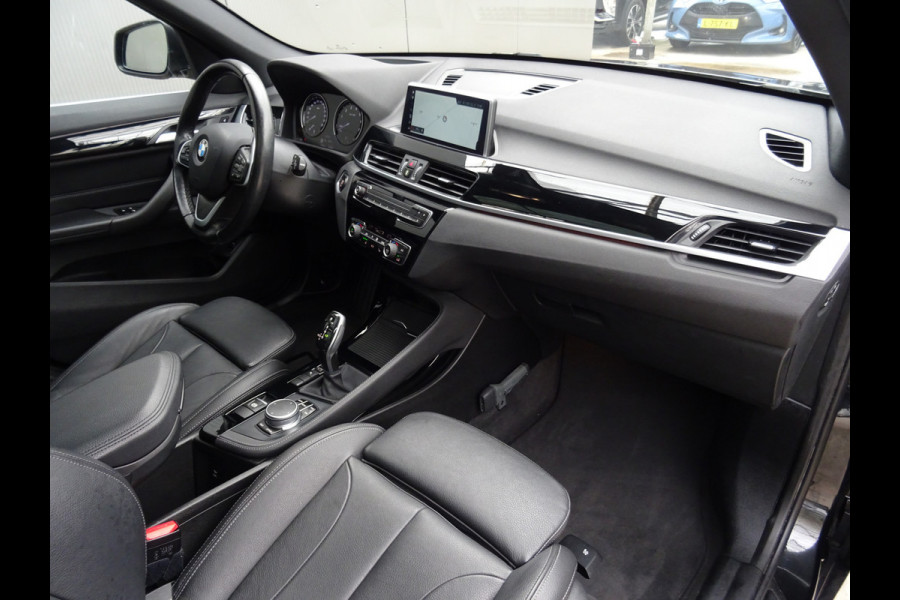 BMW X1 sDrive20i Orange Edition III * PANORAMADAK * HEAD-UP * DEALER ONDERH. !!
