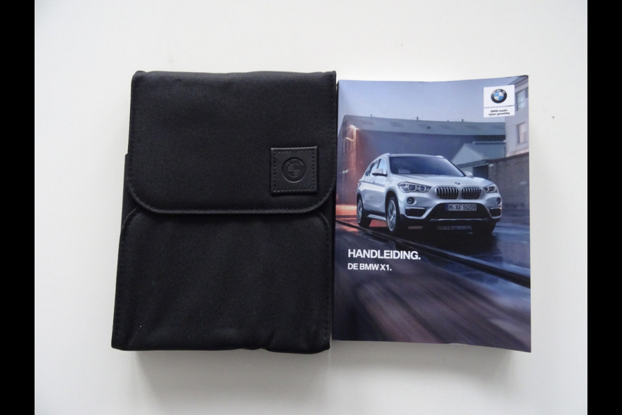 BMW X1 sDrive20i Orange Edition III * PANORAMADAK * HEAD-UP * DEALER ONDERH. !!