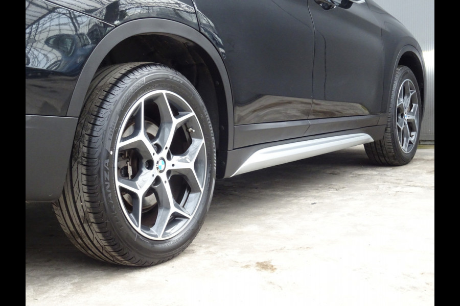 BMW X1 sDrive20i Orange Edition III * PANORAMADAK * HEAD-UP * DEALER ONDERH. !!