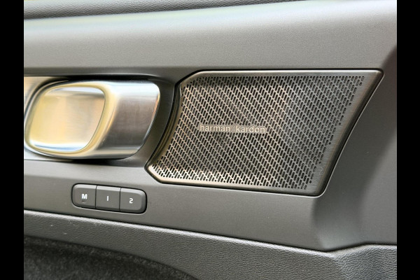 Volvo XC40 1.5 T4 Recharge R-Design Automaat | Panoramadak | LED verlichting | Sportstoelen leer | DAB | Apple CarPlay | 360 graden camera
