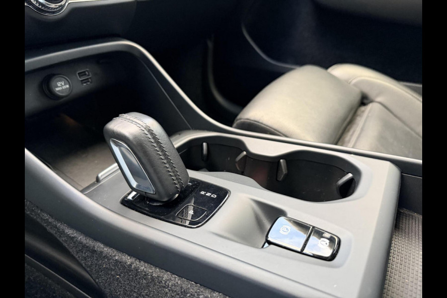 Volvo XC40 1.5 T4 Recharge R-Design Automaat | Panoramadak | LED verlichting | Sportstoelen leer | DAB | Apple CarPlay | 360 graden camera