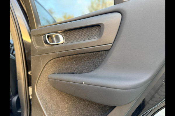 Volvo XC40 1.5 T4 Recharge R-Design Automaat | Panoramadak | LED verlichting | Sportstoelen leer | DAB | Apple CarPlay | 360 graden camera