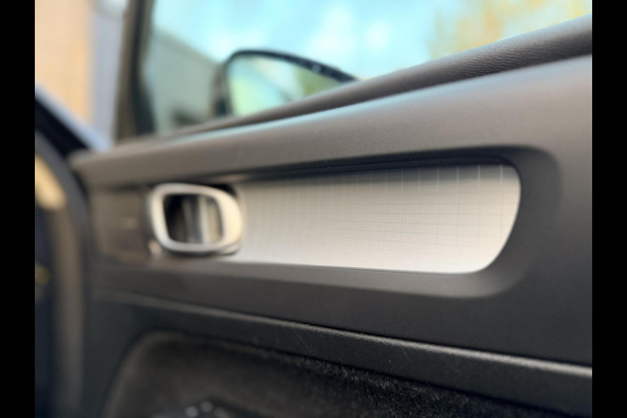 Volvo XC40 1.5 T4 Recharge R-Design Automaat | Panoramadak | LED verlichting | Sportstoelen leer | DAB | Apple CarPlay | 360 graden camera