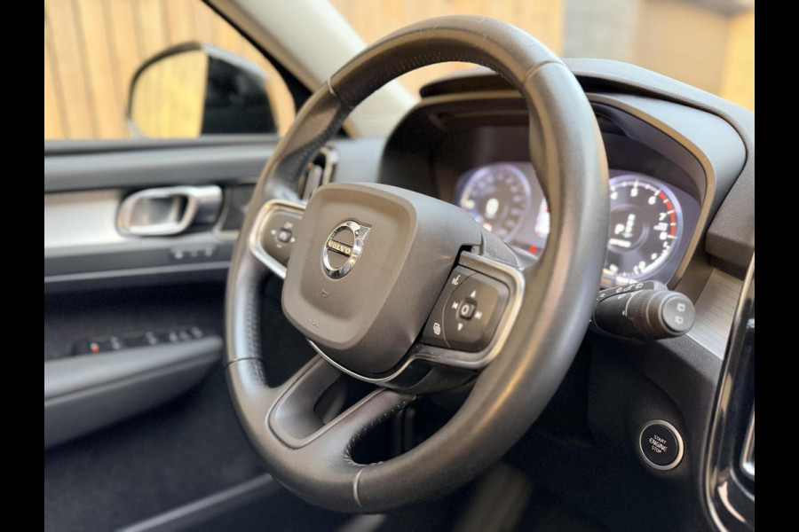 Volvo XC40 1.5 T4 Recharge R-Design Automaat | Panoramadak | LED verlichting | Sportstoelen leer | DAB | Apple CarPlay | 360 graden camera