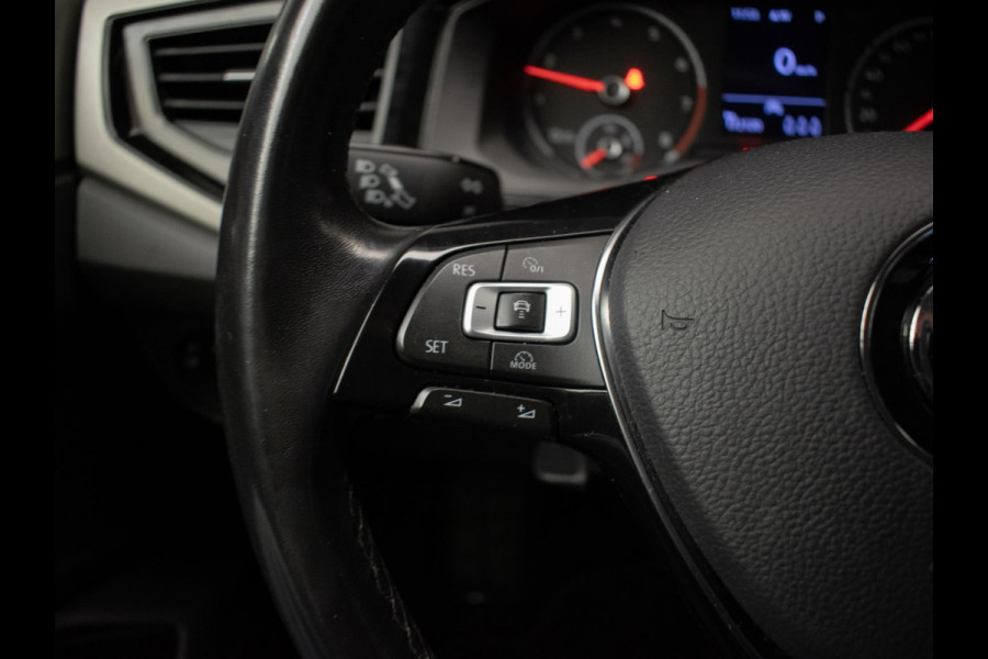 Volkswagen Polo 1.0 TSI Sport (APPLE CARPLAY,NAVI,CRUISE,PDC,CAMERA,SPORTSTOELEN,GETINT,CLIMATE,NETTESTAAT)