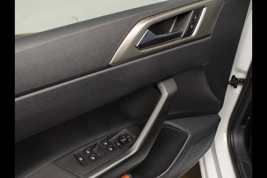 Volkswagen Polo 1.0 TSI Sport (APPLE CARPLAY,NAVI,CRUISE,PDC,CAMERA,SPORTSTOELEN,GETINT,CLIMATE,NETTESTAAT)