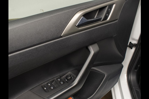 Volkswagen Polo 1.0 TSI Sport (APPLE CARPLAY,NAVI,CRUISE,PDC,CAMERA,SPORTSTOELEN,GETINT,CLIMATE,NETTESTAAT)