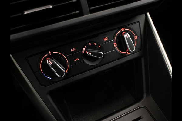 Volkswagen Polo 1.0 TSI Sport (APPLE CARPLAY,NAVI,CRUISE,PDC,CAMERA,SPORTSTOELEN,GETINT,CLIMATE,NETTESTAAT)