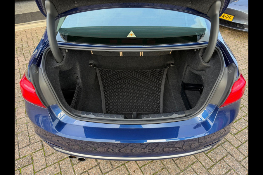 BMW 3-serie 320i Luxury Edition Individual 2018 NAVI LEDER! BMW 3-serie 320i Luxury Edition Individual 2018 NAVI LEDER!