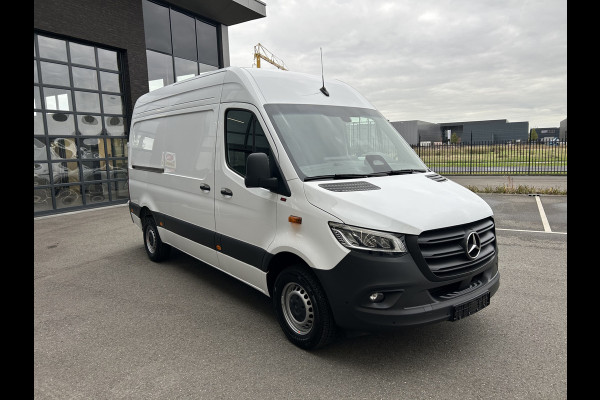 Mercedes-Benz Sprinter 317 CDI L2 H2 PRO / LED / MBUX / Navigatie / Camera / Parkeersensoren / Cruise control / Airco / 270 Graden achterdeuren
