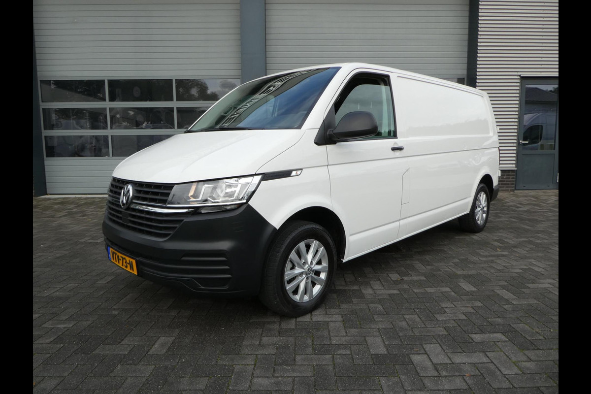 Volkswagen Transporter 2.0 TDI L2H1 150 pk automaat , 3 zits , trekhaak