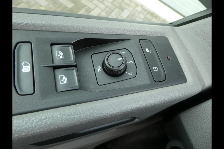 Volkswagen Transporter 2.0 TDI L2H1 150 pk automaat , 3 zits , trekhaak