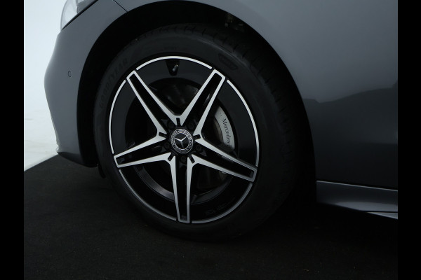 Mercedes-Benz C-Klasse Estate 300 e AMG Plug-In Hybride AMG Line | Night Pakket | Trekhaak | Panorama Schuif-Kanteldak | Memory Voorstoelen. Inclusief 24 maanden Mercedes-Benz Certified garantie voor Europa.