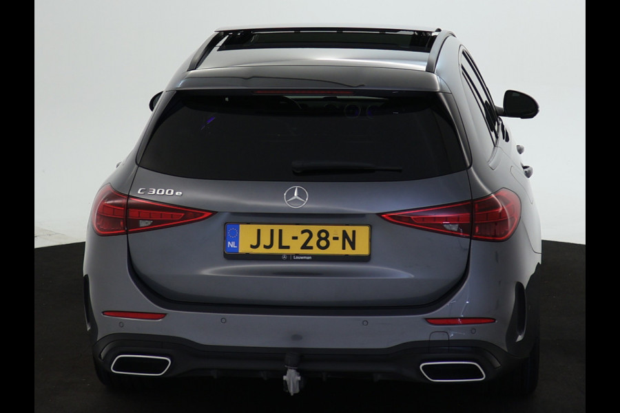 Mercedes-Benz C-Klasse Estate 300 e AMG Plug-In Hybride AMG Line | Night Pakket | Trekhaak | Panorama Schuif-Kanteldak | Memory Voorstoelen. Inclusief 24 maanden Mercedes-Benz Certified garantie voor Europa.
