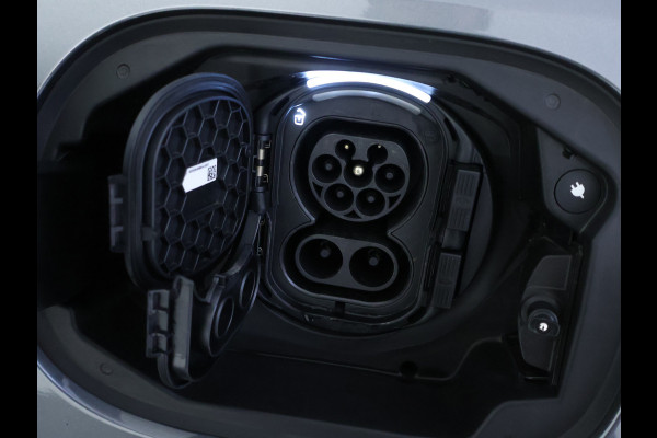 Mercedes-Benz C-Klasse Estate 300 e AMG Plug-In Hybride AMG Line | Night Pakket | Trekhaak | Panorama Schuif-Kanteldak | Memory Voorstoelen. Inclusief 24 maanden Mercedes-Benz Certified garantie voor Europa.