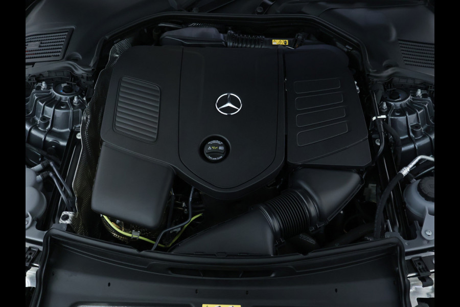 Mercedes-Benz C-Klasse Estate 300 e AMG Plug-In Hybride AMG Line | Night Pakket | Trekhaak | Panorama Schuif-Kanteldak | Memory Voorstoelen. Inclusief 24 maanden Mercedes-Benz Certified garantie voor Europa.
