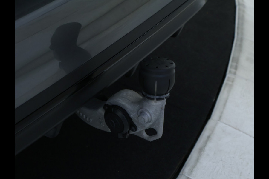 Mercedes-Benz C-Klasse Estate 300 e AMG Plug-In Hybride AMG Line | Night Pakket | Trekhaak | Panorama Schuif-Kanteldak | Memory Voorstoelen. Inclusief 24 maanden Mercedes-Benz Certified garantie voor Europa.