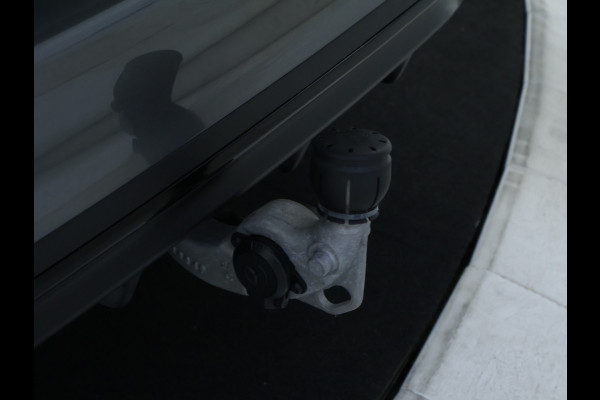 Mercedes-Benz C-Klasse Estate 300 e AMG Plug-In Hybride AMG Line | Night Pakket | Trekhaak | Panorama Schuif-Kanteldak | Memory Voorstoelen. Inclusief 24 maanden Mercedes-Benz Certified garantie voor Europa.