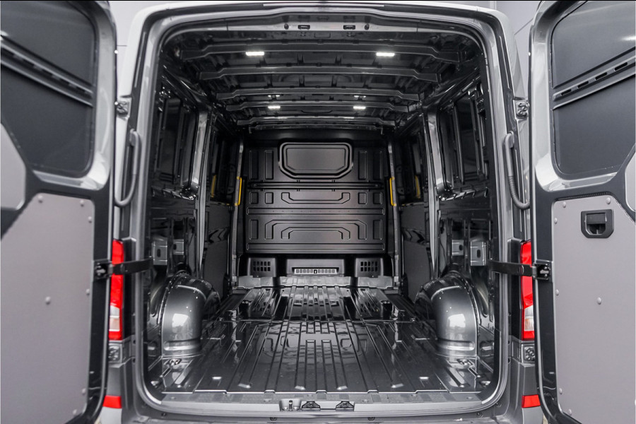 Volkswagen Crafter 35 2.0 TDI L3H2 ACC Dubbel Schuifdeur BPM Vrij Facelift LED Volkswagen Crafter 35 2.0 TDI L3H2 ACC Dubbel Schuifdeur BPM Vrij Facelift LED