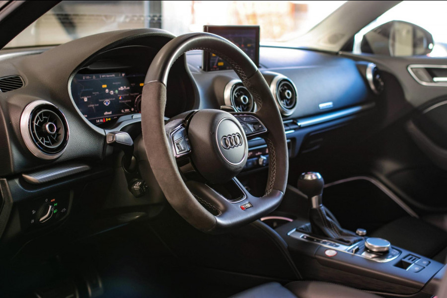 Audi RS3 Limousine 2.5 TFSI Quattro *Pano*RS-Stoelen*B&O*Camera*Keyless* Audi RS3 Limousine 2.5 TFSI Quattro *Pano*RS-Stoelen*B&O*Camera*Keyless*