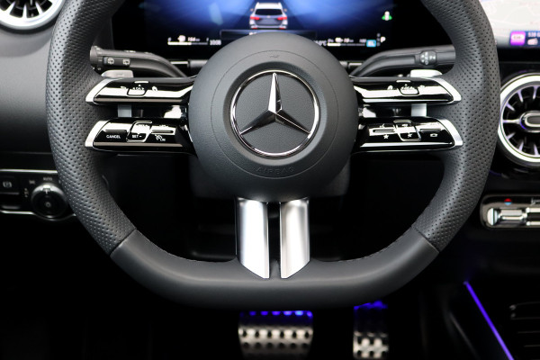 Mercedes-Benz GLA 250 e AMG Line | Panoramadak | Burmester | Distronic | Memory | Trekhaak | Keyless Go | Camera | Sfeerverlichting | Dodehoekassistent |
