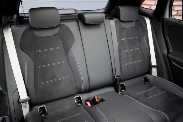 Mercedes-Benz GLA 250 e AMG Line | Panoramadak | Burmester | Distronic | Memory | Trekhaak | Keyless Go | Camera | Sfeerverlichting | Dodehoekassistent |